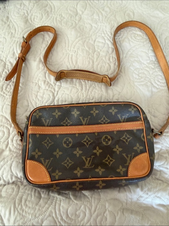 Louis Vuitton Handbags - Vintage Louis Vuitton Monogram Crossbody in Brown and Tan